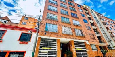 PRECIO ARRIENDO CON ADMON $1.650.000 SE RENTA HERMOSO APARTAESTUDIO UBICADO EN CHAPINERO EN EL EDIFICIO TORRES DE LA JAVERIANA, CUENTA CON 34 m2, DISTRIBUIDOS EN 1 ALCOBA, 1 BAÑO, SALA COMEDOR DE UN AMBIENTE Y COCINA ABIERTA. GOZA DE UNA UBICACION PRIVILEGIADA AL ESTAR CERCA DE UNIVERSIDADES COMO LA JAVERIANA Y UNIVERSIDAD ANTONIO NARIÑO ADEMAS DE CONTAR CON HOSPITALES CERCA COMO LO SON LA CLINICA MARLY Y EL HOSPITAL MILITAR.
