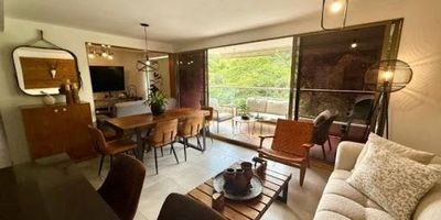 Se ofrece amplio y cómodo apartamento de 97 m, ubicado en una de las zonas residenciales más atractivas y tranquilas de la ciudad. El inmueble cuenta con 3 habitaciones, 2 baños, parqueadero privado y una distribución funcional que garantiza confort, iluminación natural y espacios bien aprovechados. Situado en un sector de alta valorización, con excelentes vías de acceso, cercanía a comercio, transporte y zonas verdes, este apartamento es ideal para quienes buscan calidad de vida, tranquilidad y una inversión segura. Para más información o para agendar una visita, no dudes en contactarme.