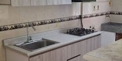 679-73452 Se arrienda apartamento de aprox 60metros, ubicado en el sector de belen rincon en unidad cerrada, cuenta con 3 habitaciones, 2 baños y parqueadero común, sala comedor, zona de ropas y cocina integral. NO CUENTA CON CLOSET. Sobre via principal, con fácil acceso a transporte público cercano perfecto para compartir en familia. 