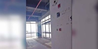 Oficina ubicada en el piso 14, con un área total de 268.05 m más 72.43 m de terraza, cuenta con 9 parqueaderos y 1 depósito, se entrega en obra gris para que pueda ser adecuada de acuerdo con las necesidades del cliente, . El edificio ofrece un lobby de doble altura 7,15 m, planta eléctrica con suplencia total, y un completo sistema de seguridad conformado por 45 cámaras monitoreadas las 24 horas, control de acceso mediante tornos y tarjetas inteligentes, además de escalera de emergencia presurizada.Cuenta con detectores de incendio y rociadores en los sótanos, así como talanqueras en el acceso a los garajes. Dispone de zona independiente de carga y descarga, salones comunales con capacidad para 100 personas, y parqueaderos para visitantes con espacio para 38vehículos y 21motocicletas. El edificio está equipado con 4 ascensores Mitsubishi con capacidad para 20 personas cada uno.Su ubicación es estratégica, en el Barrio El Nogal, sobre la Carrera 7, uno de los principales ejes de Bogotá