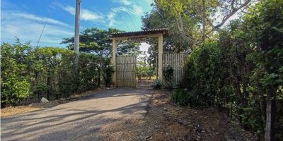 9652FR730 Se vende lote en Kairos Lotes campestres de 2.262 m² en la vereda Las Cruces, Corregimiento de Santa Lucía a solo minutos de Montería y sin pagar peajes. Ubicación estratégica, zona tranquila y rodeada de naturaleza, ideal para proyectos campestres, vivienda o inversión.

- Acceso pavimentado
- Cerca de la vereda Los Pantanos
- Entorno natural, seguro y con excelente proyección
- Perfecto para casa campestre, cabañas o desarrollo turístico

 Precio: $190.000.000 – Negociables
Un lote amplio, bien ubicado y con un valor listo para aprovechar.
