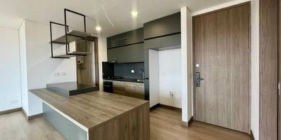 Apartamento de 104 m ubicado en Los Balsos. Cuenta con 2 habitaciones, 2 closets, 2 baños, sala-comedor amplia, cocina integral, red de gas, zona de ropas independiente, calentador a gas, balcón con excelente vista y piso en madera laminada. Ubicado en unidad cerrada con portería 24 horas, ascensor, piscina, zonas verdes, salón social, placa deportiva, sauna, turco, citófono, parqueadero cubierto doble lineal y parqueadero de visitantes. Excelente ubicación, cerca al Price Smart, Museo del Castillo y Smart Fit del Campestre.