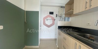 Arriendo apartamento en Rionegro, con un área de  63MT², 3 alcobas, alcoba principal con baño y vestier, 2 closet, baño social, sala comedor, cocina integral, calentador, balcón, zona de ropas, y parqueadero. La unidad cuenta con portería las 24 horas, ascensor, parqueadero de visitantes, juegos para niños, salón social, turco, gimnasio, zonas verdes y cancha de microfútbol.Información sujeta a cambios. Las imágenes de muebles, enseres, decoración y demás elementos son una referencia.Arrienda Activos y Bienes, Inmobiliaria experta en administración, arrendamiento y venta de apartamentos, casas, locales, bodegas y oficinas en el Oriente Antioqueño, Medellín y toda el área Metropolitana.