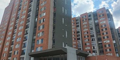 Espectacular apartamento en arriendo para estrenar, ubicado en décimo sexto piso en el barrio El Danubio. Muy cerca del Portal de Usme, a una cuadra de la Av. Caracas, muy cerca de gimnasio SmarFit, zonas comerciales y transporte público. Al ingresar encontrará una sala comedor con cocina abierta tipo americano para estrenar completamente dotada, pisos en cerámica y muebles en madera, cuenta con instalación para lavadora, tres habitaciones y baño completo. Cualquier información adicional contáctenos al correo electrónico Deisy.medina@inmobiliariabogota.com o al teléfono 3143709240. El equipo de Inmobiliaria Bogotá está comprometido a brindar una experiencia de vida excepcional para nuestros clientes desde el momento en que se unen a nuestra comunidad.