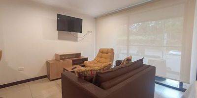 Inmueble ubicada en la vereda La Convención del municipio de Rionegro. Este confortable aparta estudio ofrece modernos acabados, una distribución e iluminación excelentes. Totalmente amoblado, el complejo cuenta con servicios como lavandería, gimnasio, sauna, servicio a la habitación, restaurante y bar. Se encuentra cerca de centros comerciales, el Hospital San Vicente Fundación, a 5 minutos del Aeropuerto Internacional, a 10 minutos de la zona urbana y a 5 minutos de la zona comercial de Llanogrande. Con cómodos accesos viales y rutas de transporte cercanas.