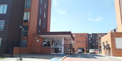 Apartamento con excelente distribución de espacios y lindos acabados. Ubicado en primer piso buena iluminación, costa de tres alcobas con closets, baño social, cocina cerrada, amplia sala comedor, un garaje privado. Ubicado en el conjunto residencial Alsacia Occidental, zona muy tranquila, facilidad de transporte, vías de acceso, Av Ciudad de Cali, Calle 13 y a la Av las Américas. Cerca de la Uniagustiniana y Homecenter.  