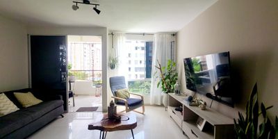 Venta Hermoso Apartamento en Valle del Lili, ubicado en piso 3 con ascensor, con un Área de 72 M2, tiene 3 alcobas, 2 baños, Cocina integral, Sala, Comedor, Balcón con vista exterior y parqueadero propio en sótano.

La unidad residencial cuenta con Piscina, Turco, Gimnasio, Zona de juegos para niños, Zonas Verdes, Salón Social.

Zona de alta valorización cerca de Centros Comerciales, Centros Médicos, universidades.