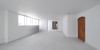 Apartamento en arriendo en Alto Prado. Ubicado en unidad cerrada cerca a centros comerciales, supermercados, parques, hoteles, rutas de transporte público. Cuenta con 3 habitaciones, 4 baños, sala, comedor, hall de acceso, hall de alcobas, estar de tv, estudio, pisos en granito, cocina integral con mesón en acero,  alcoba de servicios, baño de servicios, zona de ropas, zonas verdes, vigilancia y porteria 24 horas.