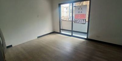 Casa disponible para arriendo en san juan, laureles. cuenta con un área total privada de 110 m² y un área construida de 220 m², distribuidos en dos plantas. dispone de salón y comedor independientes, cocina semiintegral abierta con gas de red, cuatro baños sociales, tres alcobas, pisos en madera, zona de ropas y calentador de agua. está situada en excelente ubicación, con fácil acceso a vías principales y transporte público.Còdigo de Abad Faciolince CAS2544. Asesor Jorge Alexis Mazo 3175841871. 