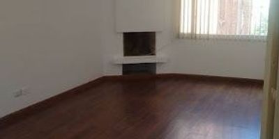 Queremos darte a conocer este hermoso y amplio apartaestudio ideal para una persona sola, para una pareja. Este inmueble tiene un espacio de 40 metros cuadrados aproximadamente cerca de la Universidad de La Salle, Carrera Séptima, ubicado en el barrio La Salle - Chapinero. Este inmueble costa de 1 habitación, con su respectivo closet, sala comedor, espacio para zona de ropas, cocina semi integral, piso en madera laminada. Queda ubicado en una unidad que te ofrece una vigilancia 247, ascensor piso a piso y salón comunal. 