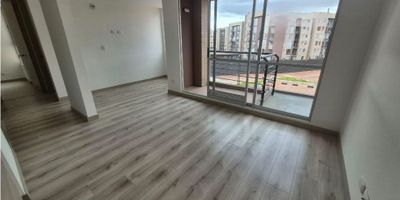 Apartamento NUEVO de 53 m2 cuenta con sala comedor con balcón, cocina abierta, zona de ropas independiente, 2 alcobas (principal con baño y Walking closet), baño social, 1 parqueadero. Se entrega con cortinas. 

El conjunto cuenta con Lobby, zona coworking, salón social, gimnasio, zona de yoga, zona de masajes y spa, salón de juegos, zona infantil, zona de café y teatro, salón de video juegos, terraza BBQ, cancha de Squash. Adicional una reserva de 30.0000 m2 con zona verde que tiene cancha de vóley-playa, cancha de micro futbol, cancha de tenis, zona BBQ, senderos peatonales, cancha de mini golfito, zona para mascotas, juegos infantiles, lago. 

Vías de acceso variante Cajicá – Zipaquirá, a 5 minutos de la Universidad Militar, a 10 minutos al Centro Comercial Fontanar, Centro Chia. Cerca de restaurantes, zona campestre.

Canon con administración $1.800.000
