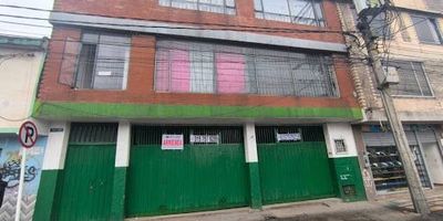 Local en arriendo en el Tunal, estrato 3, con un área de 130 m, ideal para diferentes tipos de negocio gracias a su distribución abierta y a su excelente ubicación. Cuenta con un baño privado y pisos en baldosa, lo que facilita su mantenimiento y adecuación. Se encuentra cerca de las zonas de Venecia y Fátima, con fácil acceso a transporte público, incluyendo rutas del SITP, lo que garantiza un alto flujo peatonal y vehicular. Ubicado en una zona comercial, este local es perfecto para potenciar tu actividad comercial. Para mayor información, comuníquese con el ejecutivo comercial Carlos Ruiz al 3157579259 o al correo carlos.ruizinmobiliariasaliadas.com