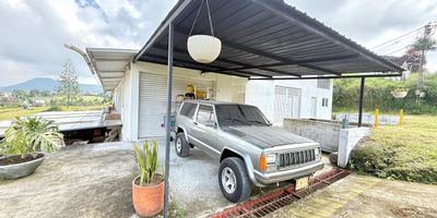 Buscas una bodega amplia, estrategica y con condiciones ideales para hacer crecer tu operacion?
Esta bodega de 200 m sobre la via Armenia destaca por su ingreso comodo y seguro, un parqueadero cubierto para dos vehiculos y un espacio abierto adicional que ofrece versatilidad para mas parqueo o maniobra. Su acceso posterior para carga y descarga permite una operacion agil y eficiente, ideal para negocios que requieren movimiento constante de mercancia.

Ubicada a borde de carretera, goza de excelente conectividad y cercania a restaurantes, colegios, supermercados y universidades, lo que fortalece su atractivo comercial.
Quieres conocer un espacio que impulsa tu logistica y tu crecimiento? Contactanos.