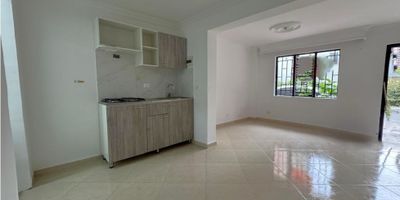 Casa en venta ubicada en el sector San Joaquín de Sabaneta.

Cuenta con un área de 64 m², distribuida en 1 piso. La vivienda ofrece 2 habitaciones, 2 baños, sala, comedor, cocina y zona de ropas. Dispone además de medio cuarto útil. La casa es estrato 3 y se encuentra terminada al 100%.

No cuenta con parqueadero ni áreas comunes. Una excelente opción para quienes buscan una propiedad cómoda, funcional y bien ubicada dentro del municipio.

¡Recuerda que te ayudamos en todo el proceso de tu crédito de vivienda!
