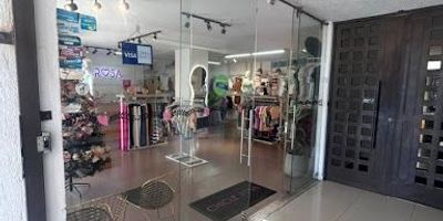 Oportunidad de Renta en el Centro de Pereira! Amplia bodega con punto de venta y vitrina, ideal para negocios que buscan visibilidad y espacio.
Excelente ubicación en zona comercial, 3 oficinas independientes, 2 baños. Cocina integral. Espacio perfecto para almacenamiento, logística o exhibición. Contáctanos para más información o agendar una visita.