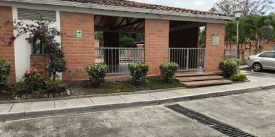 Piso 1:
* Garaje ?
* Sala TV ?
* Sala ?️
* Comedor ?️
* Cocina ?‍?
* Baño social ?

Piso 2:
* 2 habitaciones con clóset ?️
* 1 habitación sin clóset con aire acondicionado ❄️
* Baño ?
* Patio de ropas ?
* Hall ?️

Piso 3:
* Habitación auxiliar o estudio con ventana panorámica ?
* Habitación principal con clóset ?
* Baño privado con tina jacuzzi ?
* Balcón ?️
* Aire acondicionado ❄️
Zona social del conjunto:
* Piscina ?
* Sauna ?
* Turco ?️
* Parqueadero visitantes ?
* Juegos de niños ?
* BBQ ?
* Parqueadero visitantes (doble mención) ?️

Precio: 600 millones ?
Administración: $453.000 ?