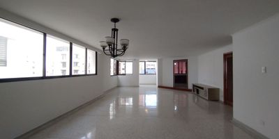 Apartamento en arriendo en Alto Prado. Ubicado en unidad cerrada cerca a centros comerciales, supermercados, parques, hoteles, rutas de transporte público. Cuenta con 3 habitaciones, 4 baños, sala, comedor, hall de acceso, hall de alcobas, estar de tv, estudio, pisos en granito, cocina integral con mesón en acero,  alcoba de servicios, baño de servicios, zona de ropas, zonas verdes, vigilancia y porteria 24 horas.