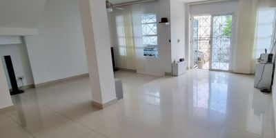 Casa de 3 niveles en arriendo, ubicada en el barrio El Recreo, cerca a almacenes de cadena, estación de policía, planteles educativos, parques, restaurantes, droguerías, canchas deportivas. La casa cuenta con 185 metros cuadrados construidos en 3 niveles, en el primer nivel encontramos una amplia terraza enrejada con capacidad para parqueo de 1 vehículo, Puerta de Garaje eléctrica, sala-comedor y patio interno, sala de estar, cocina integral con bar, 1 baño auxiliar ,  En el segundo nivel encontramos 2 habitaciones con balcón, 2 baños. En el tercer nivel, 1 habitación , Área de labores, 1 Baño social y 1 cuarto de servicio, Ademas cuenta con una amplia terraza con vista externa. Nuestra oferta es ideal para personas que quieran vivir en un excelente barrio residencial ubicado en una zona central, ¡agenda tu cita ya!