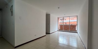 Apartamento en arriendo en unidad cerrada ubicada en sector residencial, con fácil acceso a vías principales, cerca a centros comerciales, supermercados, rutas de transporte público y gran variedad de servicios complementarios de la zona. Cuenta con piso en cerámica, sala comedor, 3 alcobas con vestier y baño en la principal, baño social, cocina integral abierta tipo americano, zona de ropas, balcón y parqueadero cubierto  Conjunto cerrado con ascensor, piscina, salón social, parques infantiles, zonas verdes, vigilancia y portería 24 horas y circuito cerrado de TV.inmuebles sujetos a verificacion de disponibilidad