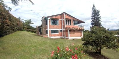 Se arrienda Hermosa finca  con excelente ubicación en Rionegro, sector de cabeceras, muy cerca de Llanogrande, acabados rústicos, posee un  area  total de 1600 m2 y construida de 243 metros cuadrados. Cuenta con 5 alcobas, 3 baños completos, sala, comedor, cocina integral con horno, terraza exterior, amplias zonas verdes, arboles frutales, Lugar seguro y tranquilo. ideal para vivir!