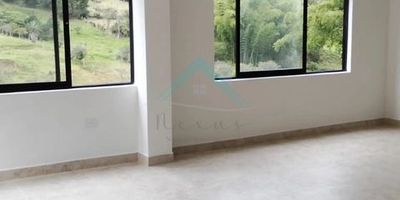 Imagina despertar rodeado de naturaleza en tu propia casa campestre en el sector Abreo, Rionegro. Este es el lugar donde tu familia podrá crecer libre y segura, lejos del bullicio de la ciudad.  