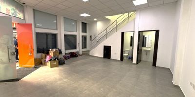 ESTRATÉGICO LOCAL EN ARRIENDO, UBICADO EN EL MEJOR CORREDOR COMERCIAL DEL CENTRO DE LA CIUDAD, LO QUE LE PERMITE MAYOR VISIBILIDAD, Y EXCELENTE ACCESO A VÍAS PRINCIPALES, CERCANO A OFICINAS, BANCOS, RESTAURANTES, TIENDAS Y PARQUES CON GRAN FLUJO DE POBLACION. UBICACIÓN MUY ESTRATÉGICA CON COBERTURA DE LAS PLATAFORMAS DIGITALES. LOCAL CON 59M2. AREA INTERNA MUY BIEN DISTRIBUIDA EN DOS NIVELES.OFRECE ABUNDANTE ILUMINACIÓN NATURAL, CON VENTANAS AMPLIAS EN EL PRIMER NIVEL, Y BAÑO, UNO EN CADA NIVEL DEL ESTABLECIMEINTO, IDEAL PARA SUCURSAL, RESTAURANTES, Y TODO TIPO DE COMERCIO YA QUE TIENE HORARIO LIBRE DE ATENCION AL PUBLICO. EL LOCAL IDEAL PARA INVERSIONISTAS ESTRATÉGICOS QUE BUSCAN INICIAR SUS PROYECTOS EN EL MEJOR CORREDOR COMERCIAL DE LA CIUDAD. ¿QUE ESPERAS PARA VISITARLO? ADRIANA BLANCO INMOBILIARIA