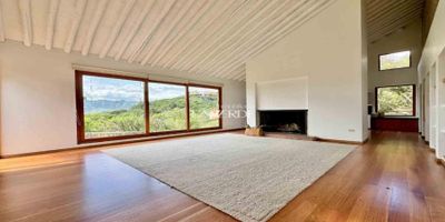 Codigo 19503. Vivir aquí es pertenecer a un verdadero club, un lugar único en la Sabana donde cada día se disfruta en su totalidad. El conjunto ofrece amenidades de clase mundial: piscina climatizada, 10 canchas de tenis, hípica y caballerizas, salón de juegos, salón de masajes, gimnasio completamente dotado, dos restaurantes, cancha de fútbol y un espectacular campo de golf de 18 hoyos. En este lugar no necesitas ser socio de ningún club… ¡ya lo tienes todo en casa!Sobre un lote privado de 975m², se levanta esta joya arquitectónica de 201m², diseñada por el reconocido arquitecto Luis Restrepo, con la posibilidad de ampliar 70m² adicionales y extender un deck en la zona social para integrar aún más el exterior con la sala-comedor.Al ingresar, la casa recibe con una atmósfera de tranquilidad absoluta, techos altos, ventanales de piso a techo y una conexión constante con la naturaleza. La sala con chimenea enmarca un paisaje espectacular; la cocina y comedor disfrutan igualmente de vistas verdes y luz natural. El cuarto de servicio funciona perfectamente como oficina independiente, ideal para quienes trabajan desde casa.Aquí se vive con un hermoso sentido de comunidad, privacidad total y un silencio difícil de encontrar tan cerca de Bogotá.En resumen: una casa con alma, en un club completo, rodeada de naturaleza y con posibilidades reales de ampliación. Un estilo de vida único que pocas propiedades pueden ofrecer en Parcelación Aposentos PH. Se arrienda con opción de compra