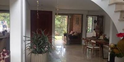 Se renta casa unifamiliar en el sector El Poblado, con un área de 270 m, ubicada en una zona exclusiva, residencial y de fácil acceso.La propiedad cuenta con sala, comedor, estar, cocina integral, terraza, zona verde, zona de ropas, alcoba de servicio con baño, 3 alcobas, vestier, clósets y 3 baños.Dispone de garaje doble y cuarto útil.La unidad es cerrada y ofrece salón social y portería 247, garantizando seguridad y tranquilidad.Ideal para quienes buscan amplitud, comodidad y una excelente ubicación en El Poblado.