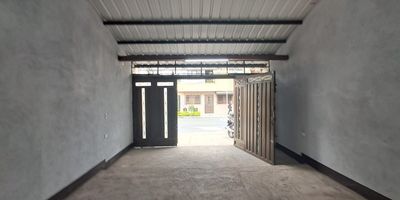 Se alquila bodega comercial de 56m2, ubicada en la principal con excelentes accesos y comercio 
