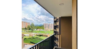 En la hermosa ciudad de Rionegro, Antioquia, se encuentra este maravilloso apartamento para alquiler con una construcción de 83 M2. Perfecto para aquellos que buscan comodidad, estilo y ubicación en un solo lugar. Este apartamento cuenta con una distribución de 3 amplias alcobas, 2 baños, y 1 garaje, brindando un espacio ideal para familias o parejas que buscan un lugar para llamar hogar.

En su interior, podrás encontrar una serie de comodidades que harán que este apartamento sea perfecto para ti. Cuenta con una cocina integral equipada con todo lo necesario para preparar deliciosas comidas, una barra estilo americano para disfrutar de los desayunos en familia, un calentador que te permitirá disfrutar de una buena ducha caliente, armarios empotrados para mantener tus pertenencias ordenadas y un baño en habitación principal para una mayor privacidad.

Las características externas de este apartamento también son impresionantes. Además de su acceso pavimentado, podrás disfrutar de una gran variedad de zonas verdes, que te permitirán respirar aire puro y disfrutar de paseos al aire libre. También cuenta con una zona social, ascensor y portería/recepción para brindarte una mayor comodidad y seguridad en tu día a día.

La ubicación de este apartamento es simplemente increíble. Se encuentra cerca de zonas urbanas, lo que te permitirá acceder a servicios y comercios en poco tiempo. Además, cuenta con la cercanía de colegios y universidades, ideal para aquellos que buscan una educación de calidad para sus hijos. También cuenta con un acceso privilegiado al transporte público y servicio de vigilancia para tu tranquilidad.

Otra ventaja de este apartamento es su cercanía a parques y zonas de entretenimiento, como restaurantes y tiendas de barrio, lo que te permitirá disfrutar de una variedad de actividades en tu tiempo libre. Además, cuenta con servicios como luz en la mañana y en la tarde, bahías de parqueo y shut de basura para facilitar tu d
