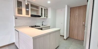 Apartamento en venta en Sabaneta Cañaveralejo con 2 habitaciones, 1 closet, 1 vestier, sala comedor, cocina integral, red de gas, calentador, 2 baños completos, zona de ropas, balcón, parqueadero cubierto y cuarto útil.

Unidad con vigilancia 24 horas, circuito cerrado, ascensor, piscina, gimnasio, salón social, parque infantil y zonas verdes. Excelente ubicación con fácil acceso, buen transporte público y cercanía al parque de Sabaneta, centro comercial Aves Marías, Universidad Seipa, colegios, iglesias y avenida Las Vegas. Agenda tu visita con Epicasa y recibe atención personalizada.