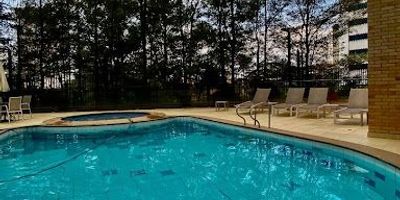 Descubre este hermoso apartamento de 125 m², libre de poniente y con una distribución amplia y luminosa. Balcón con excelente vista, cocina abierta de estilo moderno y parqueadero doble en línea. Unidad completa con piscina, turco, sauna, jacuzzi, gimnasio, juegos, cancha de squash y salón social. La ubicación es inmejorable: a tan solo 4 minutos del Centro Comercial El Tesoro y rodeado de toda la oferta gastronómica, comercial y de entretenimiento de la Zona Rosa. ¡Vive con exclusividad, comodidad y un estilo de vida único en una de las mejores zonas de Medellín! Contáctanos para agendar tu visita.