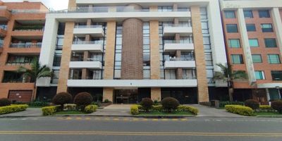 Apartamento en arriendo en Chicó Navarra. Exterior,  iluminado y con excelentes acabados. Cuenta con 2 alcobas cada una con baño privado, estudio, baño social, sala-comedor con chimenea, balcón, pisos en madera laminada, cocina tipo americano, zona de lavandería y persianas. Incluye 2 garajes independientes y depósito. El edificio es moderno y dispone de terraza BBQ, Teppanyaki, zona de lectura, salón social, parque infantil y parqueaderos de visitantes. Ubicación estratégica cerca del Centro Comercial Iserra 100, Homecenter Calle 100, Parque El Virrey, restaurantes, cafés y comercio de la zona. También se encuentra a corta distancia de Unicentro, ideal para acceder a servicios, compras y entretenimiento. Excelente conectividad por su cercanía a la Autopista Norte, Avenida 19, Avenida Suba, Calle 100 y transporte público, incluyendo rutas SITP y proximidad a la estación Calle 100.