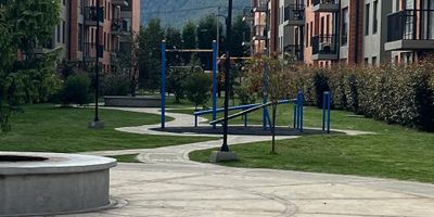 SE ARRIENDA APARTAMENTO EN PARQUE CIUDAD POMAR ALISO CAJICA. Este apartamento es ideal para quienes buscan una vida tranquila, cómoda y elegante. 53 metros cuadrados. Con espacios generosos, una serie de comodidades, esta propiedad es una oportunidad que no se puede perder en el dinámico mercado inmobiliario de Cajicá. Cuenta con 2 habitaciones, 2 baños, sala, comedor, cocina integral, ascensor, 1 parqueadero, Zonas Sociales. salón social, zona infantil, salón de juegos, vigilancia 24 hora. Valor $.1.350.000 