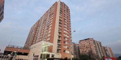 -Apartamento en venta Colina Campestre. Este apartamento de 85,1 m² construidos ofrece espacios amplios y funcionales: sala-comedor con excelente iluminación, cocina integral a gas, zona de lavandería independiente, tres habitaciones, dos baños, calentador a gas, pisos en madera laminada y dos parqueaderos en línea. Una excelente opción para vivir o invertir, gracias a su distribución y ubicación estratégica. El edificio tipo Club House brinda bienestar y entretenimiento para toda la familia: piscina, gimnasio, terraza con zona BBQ, juegos infantiles, zonas seguras para niños, salón comunal y sala de juegos con ping-pong, minifútbol y billar. Un conjunto que aporta valor y alta demanda en el mercado, haciéndolo atractivo para inversionistas. La ubicación en Colina Campestre es altamente estratégica. Muy cerca se encuentran el Centro Comercial San Rafael, Centro Comercial Bulevar Niza, Parque Colina, supermercados, restaurantes, parques y servicios del sector. Es un barrio residencial reconocido por su tranquilidad y excelente oferta comercial sobre la Avenida Las Villas y Calle 138. Las vías de acceso principales incluyen Avenida Las Villas, Calle 134, Calle 138 y Autopista Norte, permitiendo una movilidad eficiente y conectividad con diferentes zonas de Bogotá. Agenda tu visita hoy mismo y conoce una oportunidad ideal para vivir o invertir en Colina Campestre.