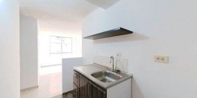 Apartamento en venta de 42m2, con vista exterior, ubicado en un 2do piso (Torre 15 Apto 203), acceso por escaleras. Consta de 2 habitaciones, 1 baño, sala comedor, cocina integral y zona de lavandería. Tiene piso cerámico en todas sus zonas. El conjunto cuenta con zonas verdes, zona infantil, salón comunal y vigilancia privada las 24 horas. Cerca a centro comercial Metro Bosa y Metro Recreo; cerca a almacenes de cadena como Surtimax; cerca a colegio Carlos Pizarro León Gómez, Leonardo Posada Pedraza; cerca a universidad Distrital Francisco José De Caldas; cerca a paraderos del SITP; Vías de acceso por la Calle 73 Sur y la Carrera 92. NID 19914596273 
