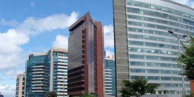 Excelente oficina moderna AAA  en Teleport en la calle 116 con cra 7 , con vista panorámica , ubicada en el mejor sector corporativo de la ciudad. Es uno de los mejores complejos empresariales compuesto por 8 torres de oficinas, alta valorización . Oficina en Obra Gris , Edificio moderno, con todos los estandares de seguridad y Bioseguridad, 10 Ascensores, planta de suplencia total, techos altos . Se encuentran las empresas más importantes de los sectores Petroleo y Gas, Farmaceuticas, Tecnología, Bancos, ademas de varias Embajadas e Instituciones Internacionales. . Amplia oferta de servicios complementarios como restaurantes, bancos, supermercados, centros comerciales, hoteles, excelentes vias de acceso