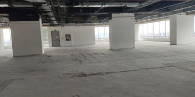 Excelente oficina moderna AAA  en Teleport en la calle 116 con cra 7 , con vista panorámica , ubicada en el mejor sector corporativo de la ciudad. Es uno de los mejores complejos empresariales compuesto por 8 torres de oficinas, alta valorización . Oficina en Obra Gris , Edificio moderno, con todos los estandares de seguridad y Bioseguridad, 10 Ascensores, planta de suplencia total, techos altos . Se encuentran las empresas más importantes de los sectores Petroleo y Gas, Farmaceuticas, Tecnología, Bancos, ademas de varias Embajadas e Instituciones Internacionales. . Amplia oferta de servicios complementarios como restaurantes, bancos, supermercados, centros comerciales, hoteles, excelentes vias de acceso