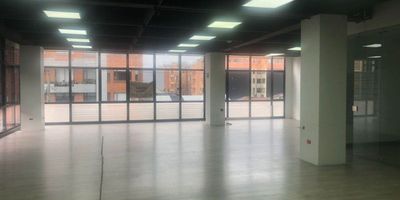 Excelente oficina moderna tipo industrial con techos altos , amplia e iluminación natural . Edificio con planta de suplencia total de energía , vigilancia 24x7 . Cerca a Unicentro , comercio , bancos , restaurantes , excelentes vías de acceso .Inf  Ana María Plazas