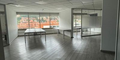 Excelente  oficina de 149 M2 en arriendo ubicada en el centro corporativo Teleport , cuenta  con una vista preferencial hacia los cerros orientales, lo que brinda un paisaje hermoso y relajante desde el espacio de trabajo. Es una única oportunidad para quienes buscan un lugar privilegiado y exclusivo, en una zona de alta categoría, con todas las comodidades y un entorno que inspira productividad y bienestar, además de recursos como hotelería, gastronomía y comercio. 
Excelentes vias de acceso 
Ubicada en un edificio inteligente  con alto sistema de seguridad, con un piso de servicios comunales como salon multiple,s ala de conferencias y cocineta. Además cuenta con un helipuerto en el ultimo piso.