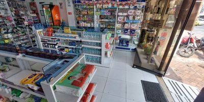 ARRIENDO LOCAL COMERCIAL de 150 m² estratégicamente ubicado sobre la Avenida Roosevelt, una de las zonas más dinámicas y de mayor flujo vehicular y peatonal de Cali.
- Área construida: 150 metros cuadrados amplios y funcionales
- Distribución: espacios abiertos que permiten múltiples adecuaciones
- Servicios: cuenta con dos baños y una cocineta ideal para apoyo operativo
- Ubicación privilegiada: sobre vía principal, rodeado de comercios, clínicas, entidades financieras y gran conectividad
Este inmueble es perfecto para empresas, oficinas, consultorios, locales de servicios o comercio especializado, gracias a su excelente visibilidad y fácil acceso.
 ¡Aprovecha esta oportunidad única! Contáctame para más información o agendar una visita. Contacto: ANDRES CARDOZA, Teléfono: 3104768772.