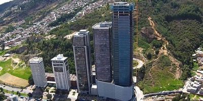 En arriendo oficina en el exclusivo complejo empresarial North Point, al norte de Bogotá.
Espacio e remodelado, con ambientes abiertos y versátiles que pueden adaptarse fácilmente a las necesidades de su empresa. Cuenta con pisos en madera laminada y excelente iluminación natural. Ubicada en un décimo piso, ofrece una vista panorámica privilegiada.
La oficina dispone de una amplia cocineta y dos parqueaderos en línea.
El edificio ofrece completas zonas comunes: ascensores, lobby de acceso, ingreso con tarjetas, sala de reuniones, auditorio y comedor para empleados.
El sector cuenta con bancos, notaría, restaurantes y el Centro Comercial North Point, además de excelentes vías de acceso como la Carrera 7 y las calles 153 y 170. También dispone de múltiples opciones de transporte público (SITP y buses).
La administración cuenta con descuento por pronto pago durante los primeros días del mes.