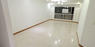 Apartamento remodelado con 3 habitaciones, 2 baños, salacomedor, cocina, amplia zona para estudio, 1 garaje. Ubicado en 5to piso sin ascensor. Todas las zonas son amplias e iluminadas. 

El conjunto cuenta con salón de eventos sociales, parque de niños y parqueadero de visitantes. Citofonia digital, vigilancia 24/7 y circuito Cerrado.

Ubicado en zona empresarial de Salitre Occidental, cerca de AV Dorado, La Esperanza, Boyacá y 68, CC Plaza Claro y CC Salitre Plaza. A solo minutos del Aeropuerto El Dorado y del Terminal de Transporte. 