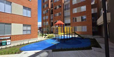 Vive la comodidad y el encanto de Chía en tu nuevo hogar! Arriendo apartamento nuevo en Chía. Descubre este acogedor apartamento para arriendo en el exclusivo sector Tres Esquinas de Chía, una zona que combina tranquilidad, modernidad y una ubicación  estratégica cerca de centros comerciales, restaurantes, universidades y vías principales. Posee un área de 47 m2, cocina integral nueva, equipada con estufa, campana extractora y generosos muebles de almacenamiento. dos alcobas ideales para tu descanso y confort, dos baños modernos con excelentes acabados. Zona de lavandería funcional con lavadero, tendedero y mueble auxiliar. Ubicado en segundo piso, acceso por escalera. Perfecto para quienes buscan vivir en un entorno tranquilo, con fácil acceso y todos los servicios a la mano, este apartamento es la oportunidad ideal para iniciar una nueva etapa en uno de los sectores más cotizados de Chía. ¡No dejes pasar esta oportunidad! Agenda tu visita hoy mismo y enamórate de tu próximo hogar.