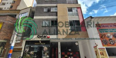 Aparta estudio ubicado en el barrio Antonia santos, piso 8, cuenta con sala comedor, cocina integral, una habitación con closet, un baño, parqueadero para moto, vigilancia. Excelente ubicación.