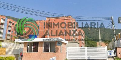 Se arrienda apartamento acogedor en segundo piso, ideal para familias que buscan comodidad. Este inmueble ofrece tres habitaciones amplias con closet,  sala comedor, un balcón que brinda una excelente vista y luz natural, además de cocina integral. Incluye también área de ropas, un baño privado y un baño auxiliar para visitas. El conjunto residencial garantiza seguridad con vigilancia las 24 horas y ofrece una variedad de zonas sociales: cancha múltiple para deportes, zona de juegos para niños, salón social para eventos, además, cuenta con parqueaderos comunales descubiertos.