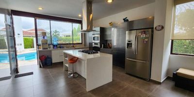 Descubre esta majestuosa casa en venta que te ofrece un estilo de vida exclusivo y sofisticado. Con 5 amplias habitaciones y 6 elegantes baños, esta propiedad de 879 metros cuadrados es el lugar perfecto para disfrutar de la comodidad y el lujo en cada rincón. Además, cuenta con 5 parqueaderos para tu conveniencia. Con una ubicación privilegiada y un precio de $1,600,000,000, esta casa es una oportunidad única para aquellos que buscan vivir en un entorno de distinción y elegancia. ¡No dejes pasar esta oportunidad y haz de esta casa tu nuevo hogar!

INFORMES: MARIA DEL PILAR MEDINA