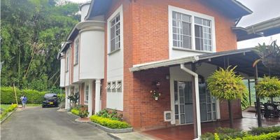 Se vende casa sobre la avenida centenario, hermosa vista a la cordillera y al rio Quindio, vive en plena tranquilidad en esta propiedad, de dos niveles, donde en el primer nivel encontraras amplia sala, comedor, cocina, estudio, baño social,  zona de ropas, habitacion de servicio con baño, terraza y parqueadero para dos vehiculos, en el sengun nivel dos alcobas auxiliares con baño de alcobas y amplia habitacion principal con sala personal, vestier, baño con tina y balcon para seguir apreciando la naturaleza que rodea esta propiedad la cual puede convertirse en tu proximo hogar.

El conjunto ademas de su excelente ubicacion y cercania a centros comerciales, colegios, supermercados, cuenta con porteria 24/7, piscina, salon social, juegos infantiles y zona verde de esparcimiento familiar.
