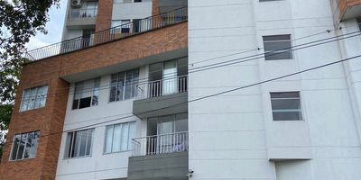 Descubre este acogedor apartamento en Floridablanca, Santander. Con una habitacion principal y dos habitaciones sencillas, es perfecto para familias. Disfruta de dos banos completos, cocina integral y un comodo balcon. El edificio cuenta con zona BBQ, sauna, gimnasio, piscina, baño turco, juegos infantiles y mucho mas. No te pierdas esta oportunidad de vivir en un lugar lleno de comodidades. ¡Ven a conocerlo!