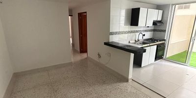 Apartamento en arriendo en Villa del Este, ubicado en unidad cerrada cerca a supermercados, parques, colegios, rutas de transporte públicos. Cuenta con 2 habitaciones, 2 baños, sala comedor, estar de tv, hall de alcobas, pisos en granito, cocina integral con mesón en acero, baño de servicios, zona de ropas,  zonas verdes, parqueaderos asignados, vigilancia y portería.